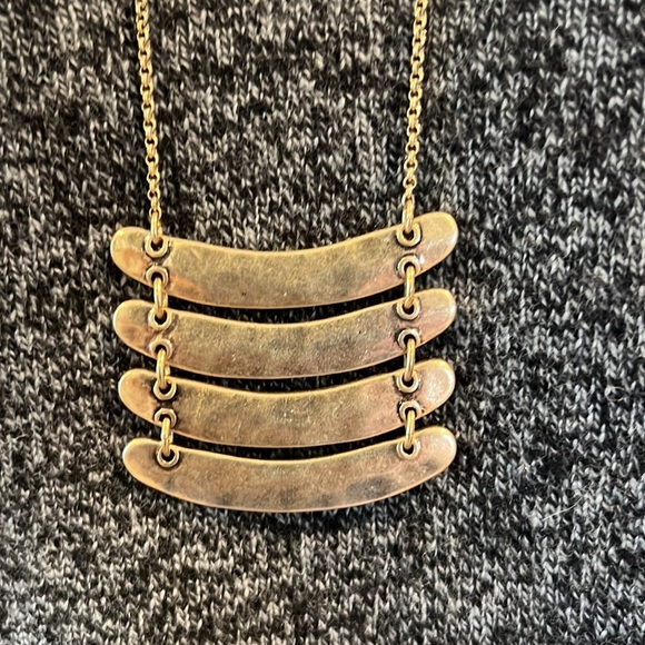 Long gold colored necklace - Picture 2 of 2